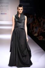 Model walk the ramp for Shift,Payal Khandwala,Roma Narsinghani show at Lakme Fashion Week Day 2 on 4th Aug 2012 (136).JPG